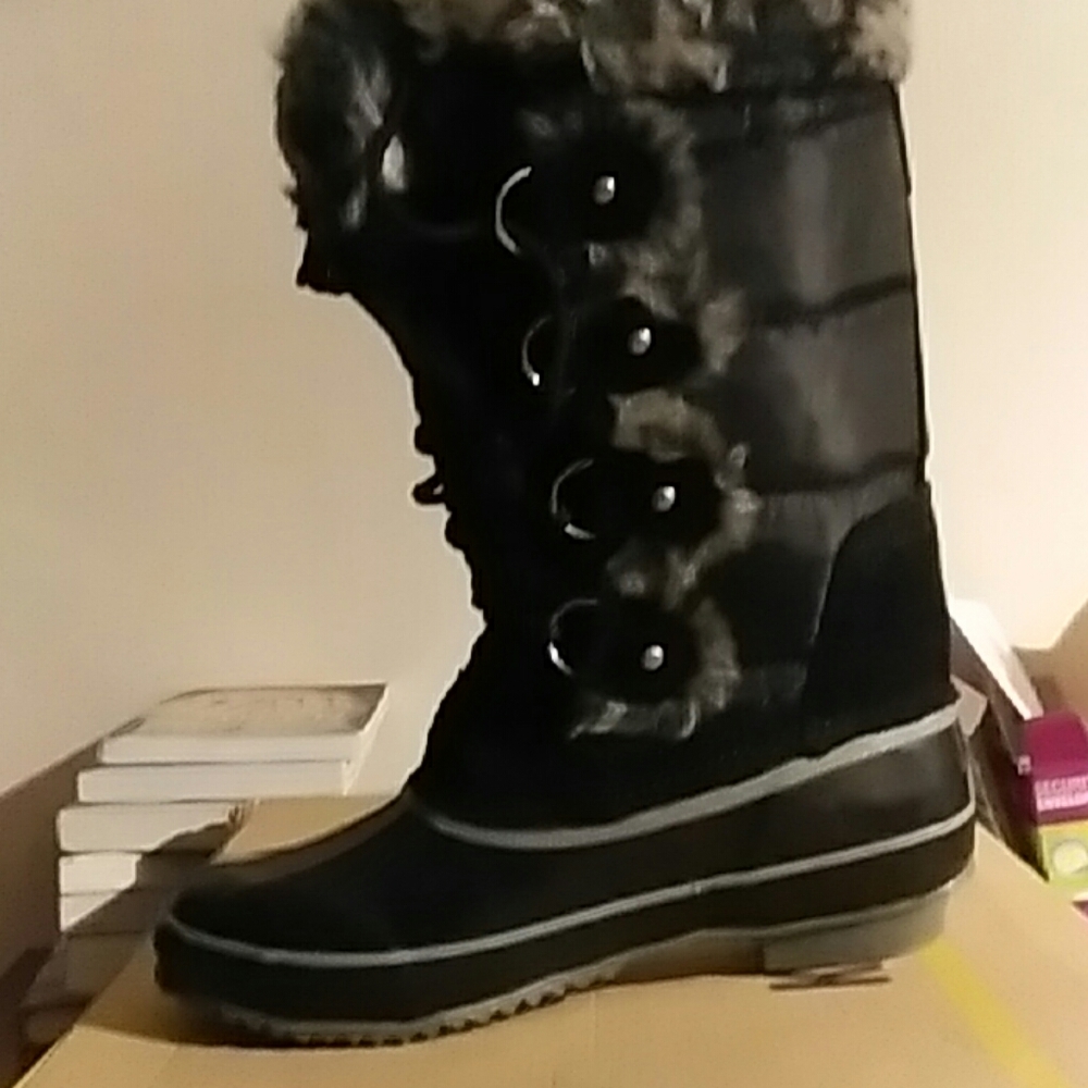 Size 9 womans boots, black,  fully lined, new